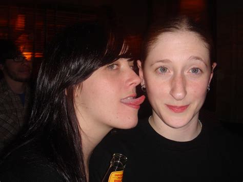 lesbian licking pusy